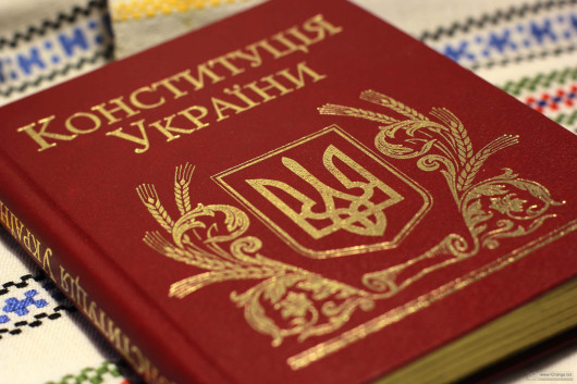 Чим Конституція України вирізнялася на тлі Конституцій інших країн, утворених на території колишнього СРСР?